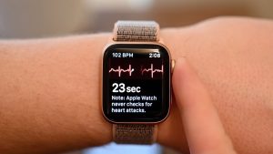 Read more about the article Firefighter survives sudden heart attack thanks to Apple Watch alert