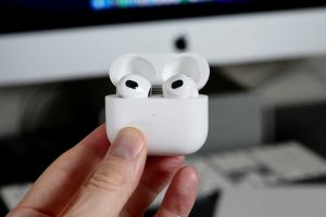 Read more about the article These three features will make your AirPods better this fall