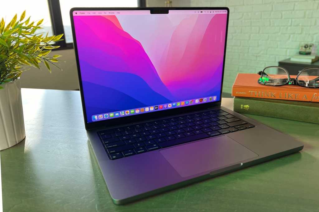 Read more about the article macOS 14.6 finally brings dual external display support to the M3 MacBook Pro