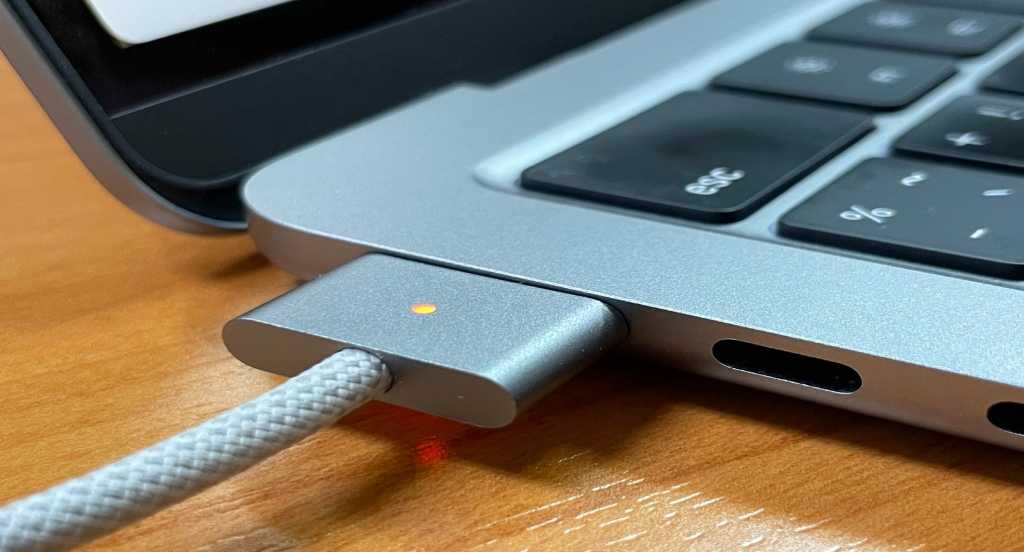 Read more about the article Should you keep your MacBook plugged in when you’re using it?