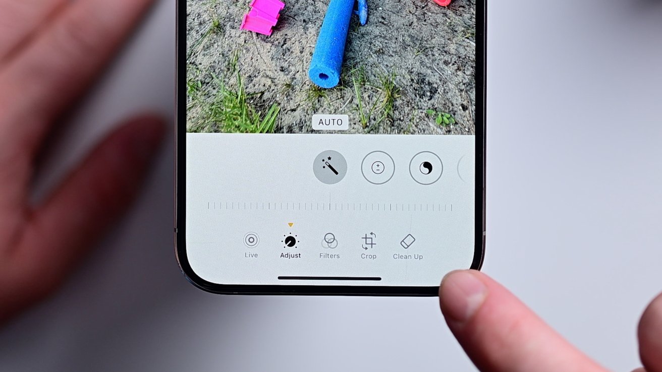 You are currently viewing How to use the Clean Up tool in Photos with iOS 18.1