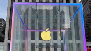 Read more about the article Apple Fifth Avenue store gets Apple Intelligence glow ahead of iPhone 16 launch