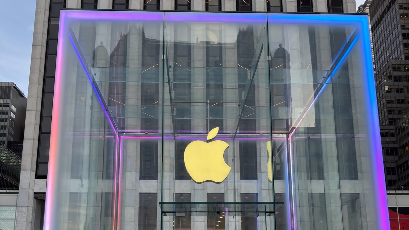 You are currently viewing Apple Fifth Avenue store gets Apple Intelligence glow ahead of iPhone 16 launch