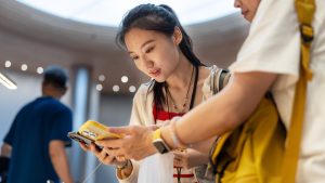 Read more about the article Apple Stores fill with customers trying out the iPhone 16