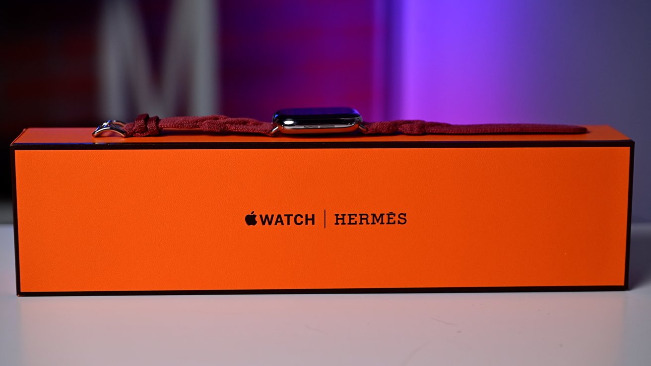 You are currently viewing Hands on with the luxe Hermes Apple Watch Series 10 in silver titanium