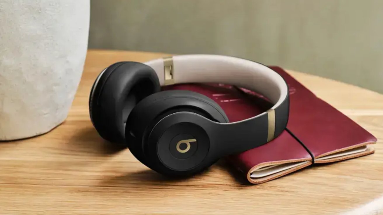 You are currently viewing Best Buy selling exclusive black & gold Beats Studio Pro headphones