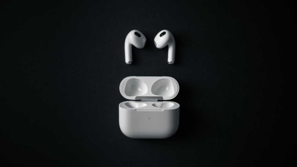 You are currently viewing Apple updates firmware on older AirPods models version 6F21