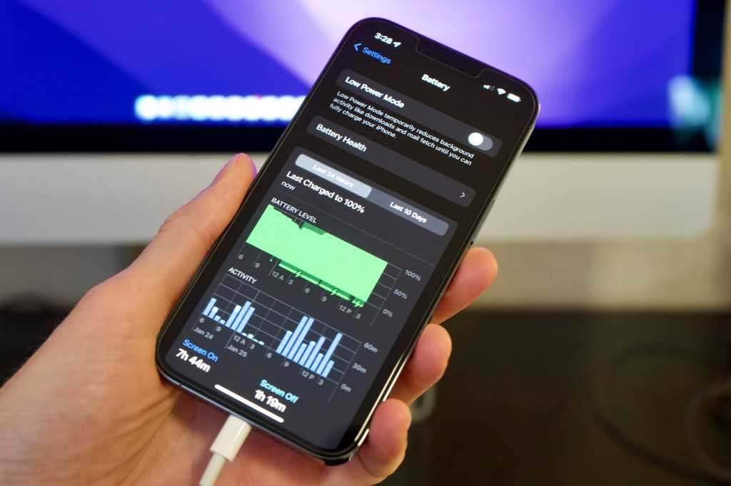 You are currently viewing From the iPhone X to the iPhone 16: Apple’s insane battery life visualized