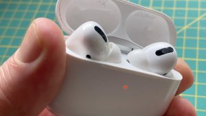 Read more about the article Apple hit with class-action lawsuit over AirPods Pro crackling