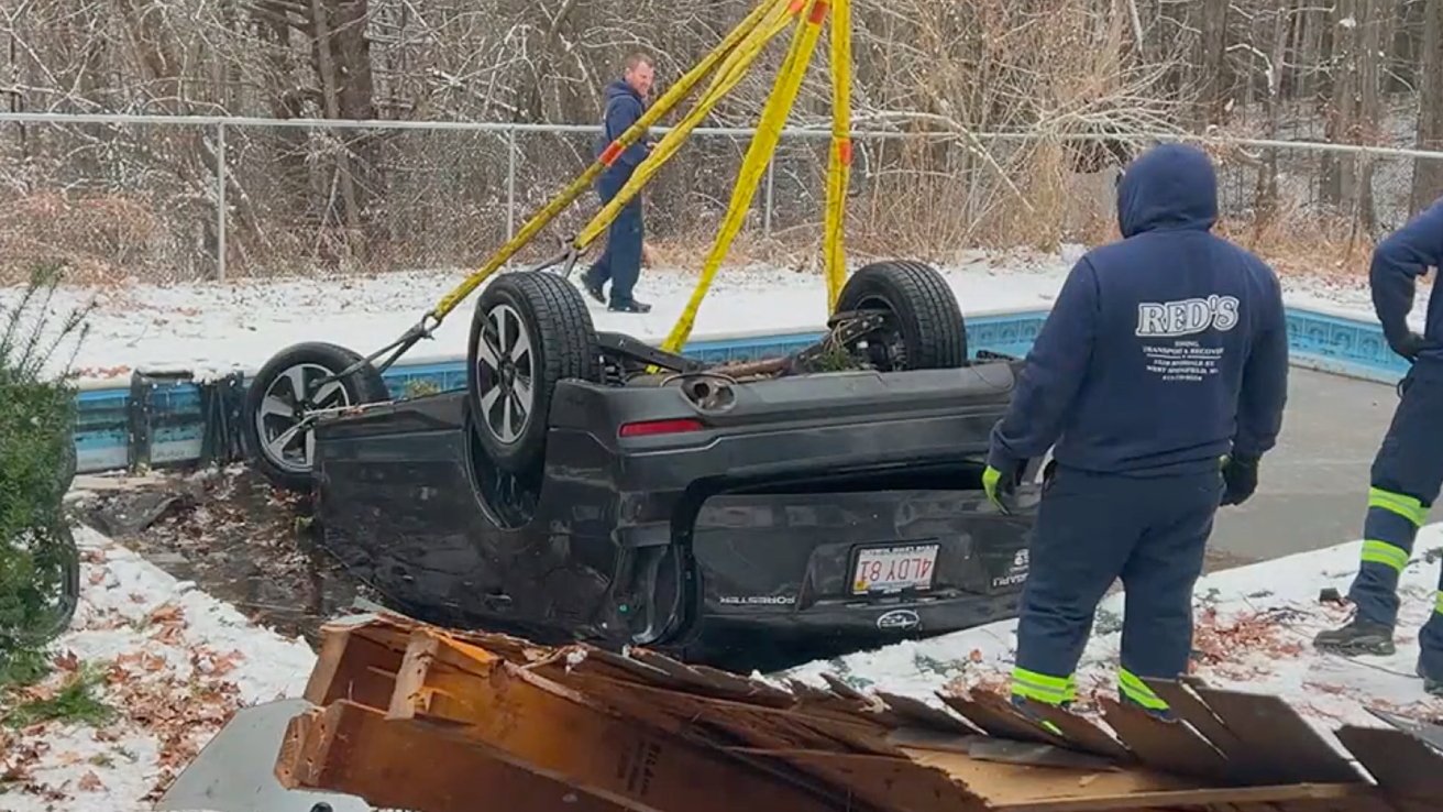 You are currently viewing Apple Watch saves man after upside down car crash into a pool