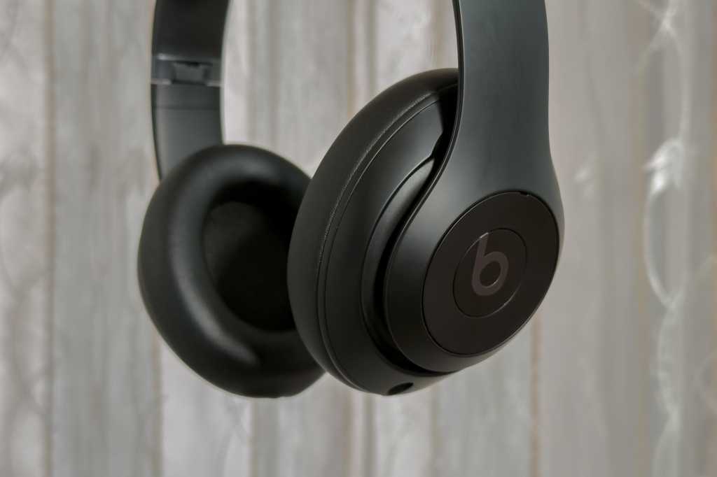 You are currently viewing These Beats Pro headphones are better than AirPods Max and nearly half-off right now