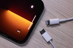 Read more about the article Get ready for the Lightning-less iPhone SE 4 with low prices on Apple USB-C charging gear