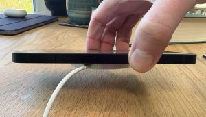 Read more about the article The iPhone 16e DOES work with MagSafe chargers… kind of